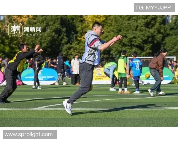 足球明星家人温馨进场瞬间视频展现亲情与支持的动人时刻