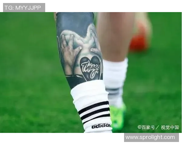 后背纹身与足球明星的女孩展现青春与梦想的完美结合